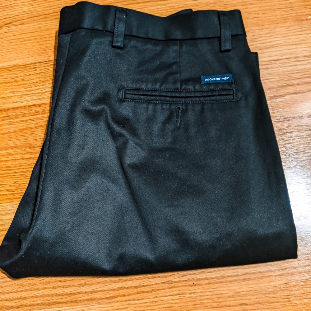 Dockers black flat front chino, slim fit, men 34/32